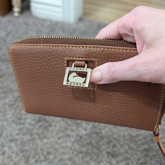 NWT Dooney & Bourke Tan Leather Zip Wallet - Picture 4 of 9